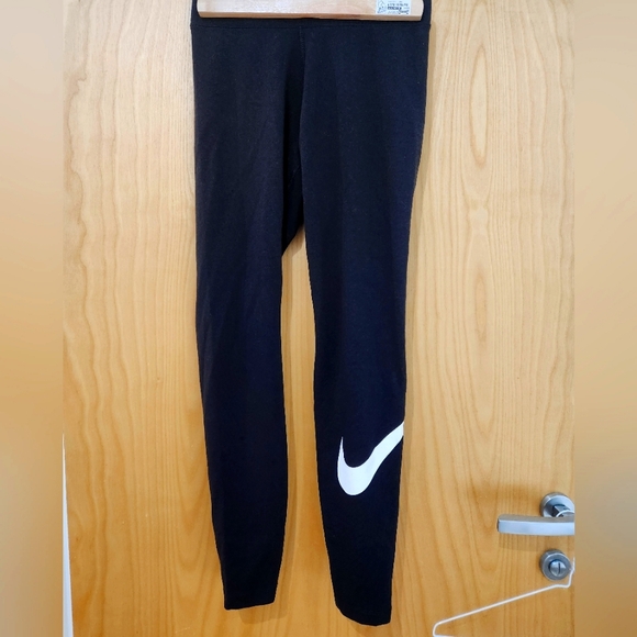 Nike Sportswear Essential Women's Mid-Rise Swoosh Leggings - Picture 1 of 6